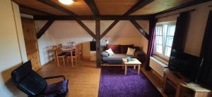 ein Wohnzimmer mit einem Sofa und einem Tisch in der Unterkunft Wirtshaus Neuenkirchen in Neuenkirchen auf Rügen