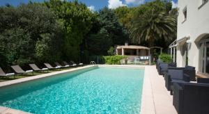 旺斯的住宿－Le Floréal，一个带椅子的游泳池以及一座房子