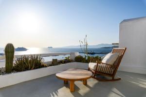 ミコノス・シティにあるShe Mykonos - The Residencyの海の景色を望むバルコニー(椅子、スツール付)