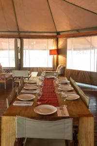 En restaurang eller annat matställe på Iphofolo Lodge & Tented Camp