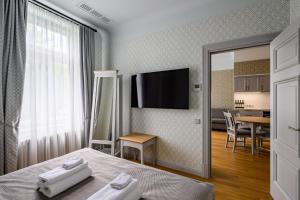 Habitación de hotel con 1 cama y 2 toallas en Roze Kūrmājas Residence en Liepāja