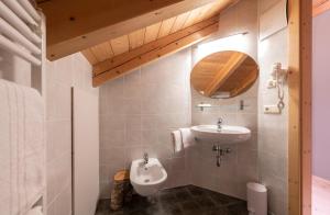 uma casa de banho com um lavatório e um WC em Enzianhütte em San Giuseppe in Anterselva