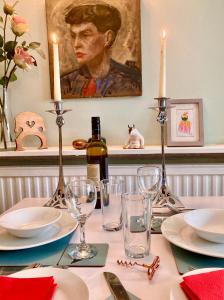 una mesa con copas y una botella de vino. en The Little Acorn, en Ben Rhydding