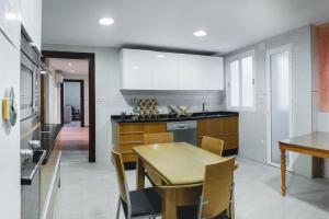 cocina con mesa y comedor en Apartamento Centro Granada, en Granada