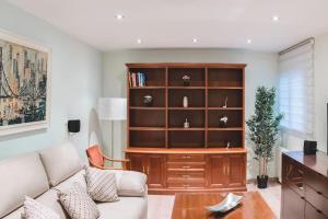 sala de estar con sofá y estante para libros en Apartamento Centro Granada, en Granada