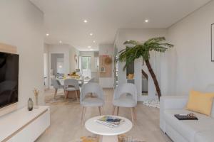 - un salon avec un canapé blanc et un palmier dans l'établissement Barreiros III by An Island Apart, à Funchal