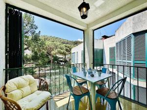 patio con mesa y sillas en el balcón en Viamar Apartament, Costabravasi, en Santa Cristina d'Aro