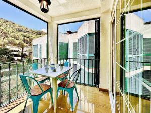 un balcón con mesa y sillas. en Viamar Apartament, Costabravasi, en Santa Cristina d'Aro