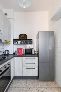 eine Küche mit einem Kühlschrank aus Edelstahl in der Unterkunft Appartamento Ibisco by Wonderful Italy in Bologna