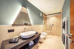 a bathroom with a sink and a shower at Aktiv Lodge Meran - Terrace One in Saltusio