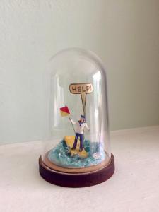 una figurita en miniatura de un hombre en una cúpula de cristal en The Little Acorn, en Ben Rhydding