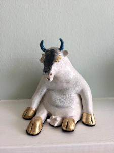Ben RhyddingにあるThe Little Acornの棚に座る牛像