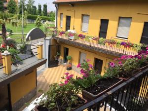 un balcone di un edificio con fiori di Hotel Bonola a Milano