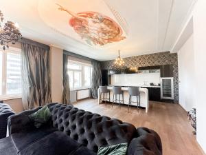 uma sala de estar com um sofá e uma cozinha em Premium Apt Kosice Center 3 room with PARKING em Košice