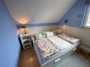a small bedroom with a bed in a attic at Villa Elisa in Vonyarcvashegy