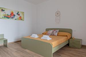 sypialnia z łóżkiem z ręcznikami w obiekcie Maranto Terra - YourPlace Abruzzo w mieście Fossacesia