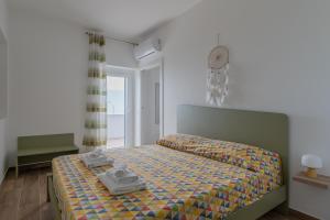 - une chambre avec un lit et une horloge murale dans l'établissement Maranto Vista - YourPlace Abruzzo, à Fossacesia