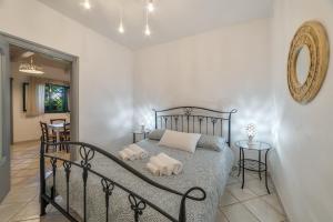 een slaapkamer met een bed met twee kussens erop bij Sunshine House - Ostuni BB di Antonella in Ceglie Messapica