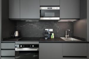 Η κουζίνα ή μικρή κουζίνα στο Appartamento SevenAir +28 φωτογραφίες
