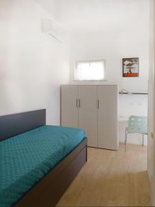 1 dormitorio con cama, escritorio y silla en Incantevole Appartamento Genova Quinto vicino alla spiaggia en Génova
