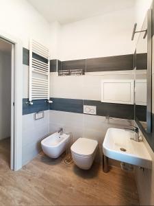 uma casa de banho com um WC, um bidé e um lavatório. em Incantevole Appartamento Genova Quinto vicino alla spiaggia em Génova