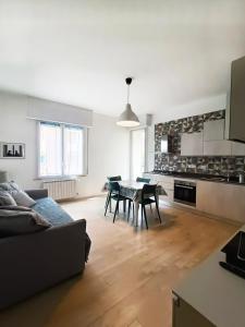 sala de estar amplia con mesa y cocina en Incantevole Appartamento Genova Quinto vicino alla spiaggia en Génova