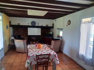 una sala da pranzo con tavolo e zucca di Maison de charme à Arnaud-Guilhem avec vue sur la montagne a Arnaud-Guilhem Altre 4 foto