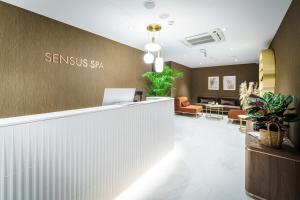 希維拉杜夫茲德魯伊的住宿－Elements Hotel&Spa，种植了植物的sreenissos spa的接待区