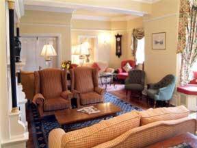 un soggiorno con divano e sedie di The Old Vicarage a Bridgnorth