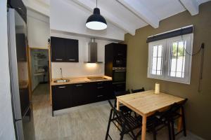 kuchnia z drewnianym stołem i jadalnią w obiekcie Casa Palmito 2 w mieście Chiclana de la Frontera
