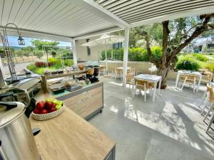 una cocina al aire libre con una mesa con manzanas. en Miroes Suites, en Nikiti