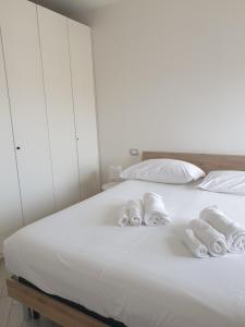 モンテジルヴァーノにあるChez Giuliaの白いベッド(ロールタオル3枚付)