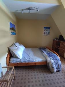 VeignéにあるLa Hautée des Francsのベッドルーム1室(ベッド1台付)