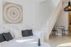 Uma área de estar em She Mykonos - The Residency