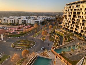 una vista aérea de una ciudad con edificios en 5 Star Elegant Apartments, Ellipse Waterfall City, Midrand, Johannesburg, en Midrand