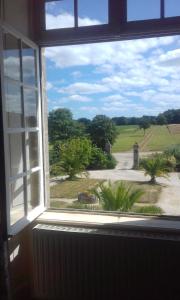 otwartym oknem z widokiem na dziedziniec w obiekcie Domaine de launay blot, Proche MT ST MICHEL w mieście Baguer-Morvan