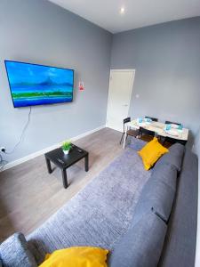 a living room with a couch and a table at Stylish 1 Bedroom Flat in wood Green in London