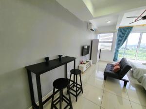 1 dormitorio con 1 cama, mesa y sillas en De Centrum by Adam Homestay, Putrajaya Kajang Bangi en Kajang