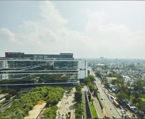 eine Luftansicht einer Stadt mit einem Gebäude in der Unterkunft The Ritz-Carlton, Pune in Pune