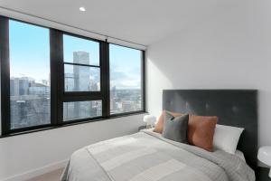 Krevet ili kreveti u jedinici u okviru objekta Rest SkyHigh Melbourne Apartment