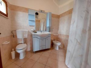 Et badeværelse på Appartamento con vista mare