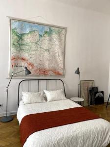 um quarto com uma cama com um mapa na parede em In the heart of old town na Cracóvia