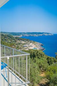 vistas al océano desde el balcón de una casa en Hotel Orsa Maggiore, en Castro di Lecce