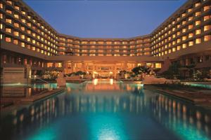 um hotel com uma grande piscina em frente em JW Marriott Mumbai Juhu em Mumbai