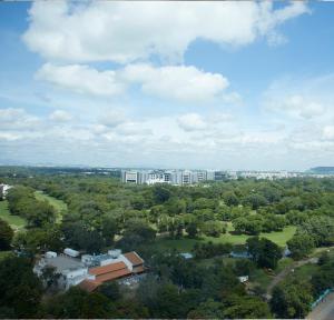 uma vista aérea de uma cidade com árvores e edifícios em The Ritz-Carlton, Pune em Pune