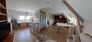 a living room with a kitchen and a living room at Gite -l'Appart- au Vignoble Domaine Lamballe, Baden, Golfe du Morbihan in Baden