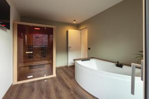 A bathroom at Hotel Castel Mani