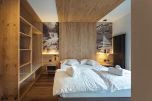 A bed or beds in a room at Hotel Castel Mani