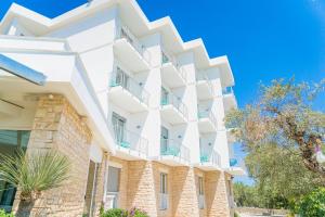 un edificio blanco con balcones. en Hotel Orsa Maggiore, en Castro di Lecce