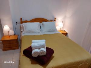1 dormitorio con 1 cama con 2 toallas en Alojamiento turistico Ribagorza, en El Lligallo del Gànguil